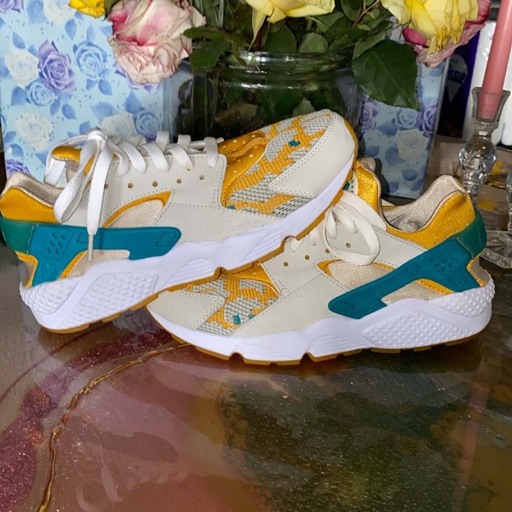 Nike huaraches size 8 yellow snake print crochet emerald green yellow
